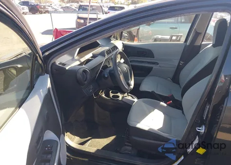 2013 Toyota Prius C One z USA, uszkodzony, nr VIN JTDKDTB36D1058765